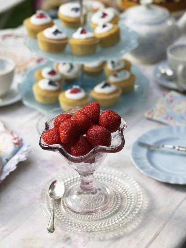 **Deliciously Divine Mini Strawberry Shortcake Cups: A Recipe Redefined**