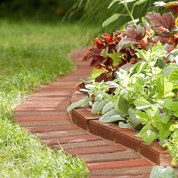 Beautiful Classic Lawn Edging Ideas, How To Garden Edging Bricks
