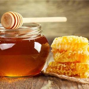 姜汁蜂蜜水的好处、吃法与禁忌，晚间是绝对不可以饮用的。