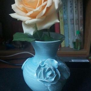 单开的切花月季最好的归宿就是花瓶